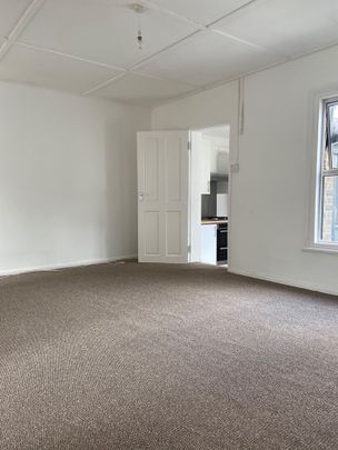 2 Bed Flat, Dunstable Road, LU1 - Photo 1