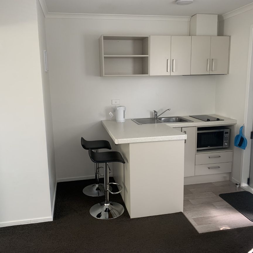 Furnished studio room - Power & Internet included - Melville - Photo 1