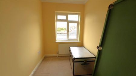Lincoln Road, Newark, Nottinghamshire, NG24 - Photo 2