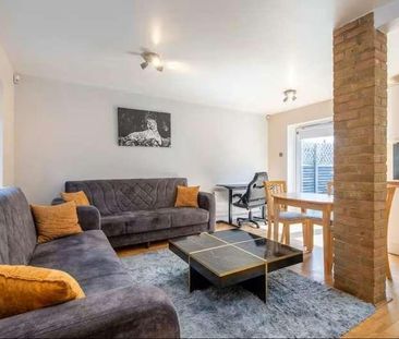 St. Michaels Close, London, E16 - Photo 4