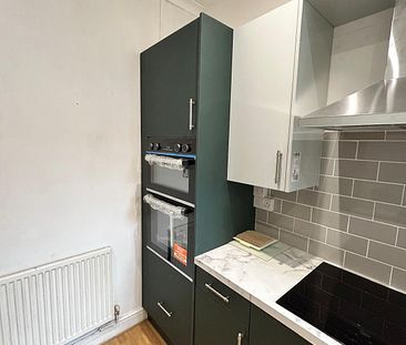 £1,400 PCM, Three Bedroom Part-Furnished House with Enclosed Garden... - Photo 5