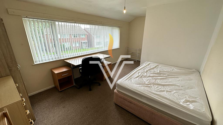 4 bedroom semi-detached house to rent - Photo 3