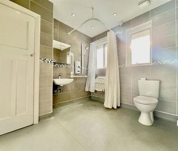 4 bedroom semi-detached house to rent - Photo 3