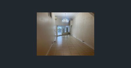 TWO LEVEL BEXLEY HOME WITH REAR LANE ACCESS - Photo 5