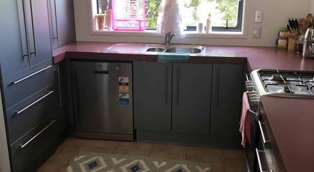 Charming 3-bedroom nestled down a private righ... - Photo 4