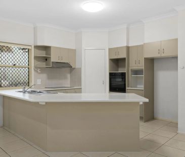 Large Open-Plan Home in Quiet Cul-de-Sac - Close to Shops & Transport - Photo 3