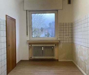 Bezahlbare 3-Zimmer-Dachgeschosswohnung mit Pkw-Stellplatz in Leich... - Photo 1