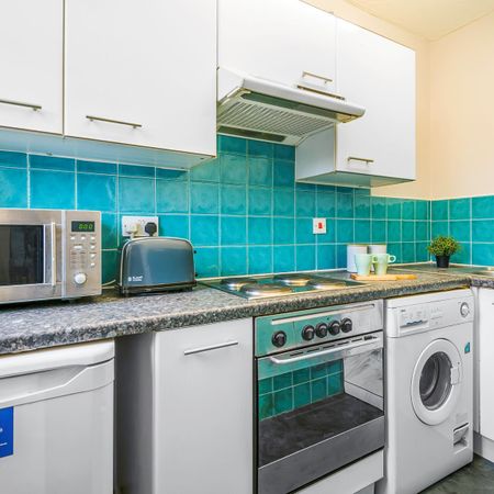 2 MOOR VIEW Leeds - LS6 1AQ - Photo 3