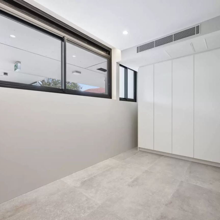 Stylish One-Bedroom Designer Beachside Apartment with Spectacular Views and Secure Parking - 6 Month Lease - Photo 1