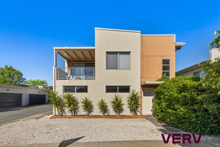 STYLISH SPLIT-LEVEL VILLA - Photo 5