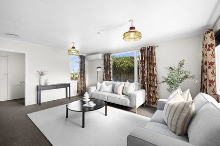 Located in a quiet cul-de-sac, it is just moments from Westfield Chartwell Shopping Centre with its wide range of shops, dining options, and cinema. - Photo 2