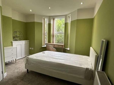 All Ensuites // Arboretum View // Bed // Aug, LN2 - Photo 2