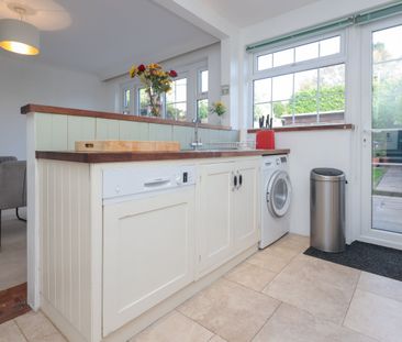 3 bed terraced house to rent in Wedgwood Drive, Lilliput, BH14 - Photo 2