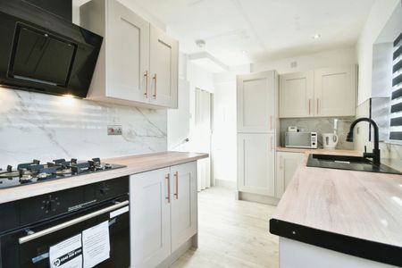 Modern 2-Bedroom Semi-Detached Home for Rent in a Peaceful Location - Photo 3