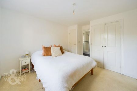 4 bedroom detached house to rent - Photo 2