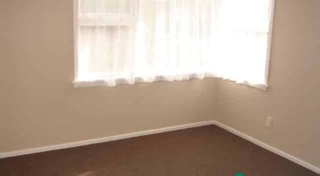 Warm Sunny Family Home - Photo 2