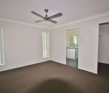 Spacious Family Home with Air Con and Huge Yard! - Photo 2