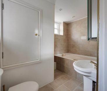 3 Bed Flat - Photo 6