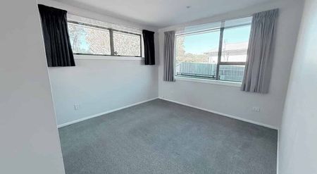 Sunny Spacious Living - Photo 4