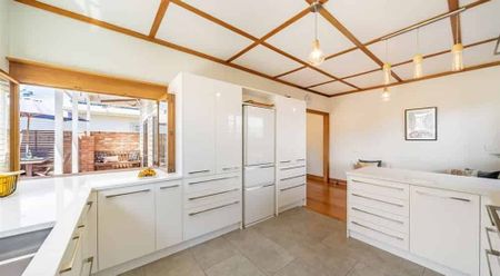 Spacious 4 Bedroom Family Home + External office - Photo 4