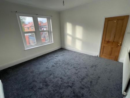 3 bedroom flat to rent - Photo 3