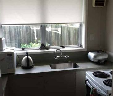 Cozy & Convenient Living in Fenton Park – Fully Fenced 2-Bedroom Home! - Photo 5