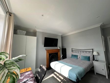 Room 1: Flat 4, 30 Stoke Road, Guildford, GU1 4HR - Photo 5