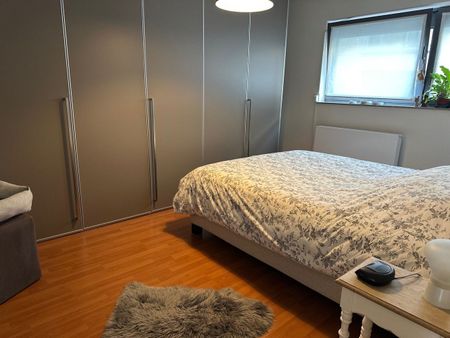 Instapklaar en comfortabel appartement met 2 slaapkamers, lift, terras en ondergrondse autostaanplaats – in het centrum van Hasselt - Photo 5