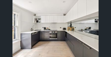 Three-bedroom terrace in a prime Surry Hills position - Photo 2