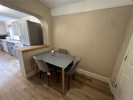 4 bedroom end of terrace house to rent - Photo 5