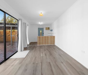 Beautifully renovated 2 Bedroom House with a renovated rear studio ... - Photo 2