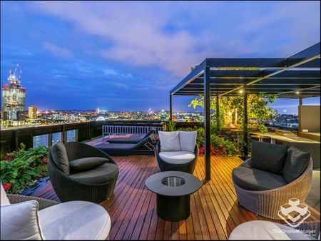 High floor stunning city & river views with outdoor balcony - Photo 5