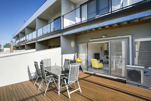 Luxe By The Beach! 3 Bedroom Townhouse... perfect beach location - Photo 1