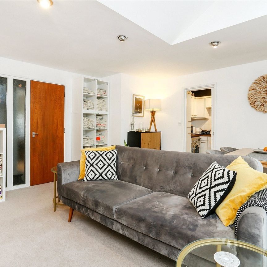 Paveley Drive, London, SW11 flat to rent - Photo 1