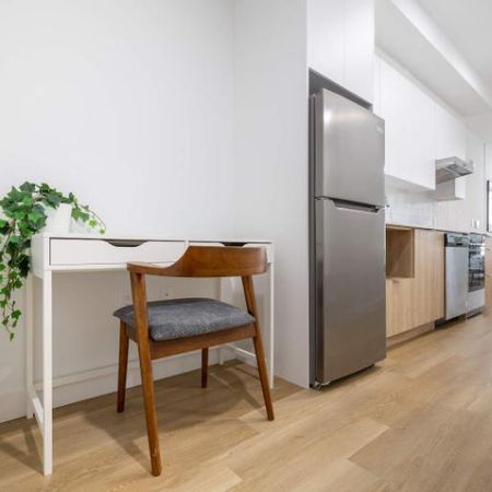 Loft Spacieux au Centre-Ville – Entièrement Équipé et Moderne - Photo 3