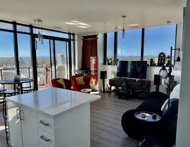 Sub-Penthouse, 30th flr, Beautiful Mountain Views, SW Corner Unit | 3002 - 1010 6 Street Southwest, Calgary - Photo 1