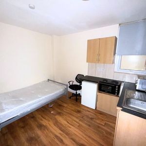 Studio Flat, Hanger Lane, W5 - Photo 2