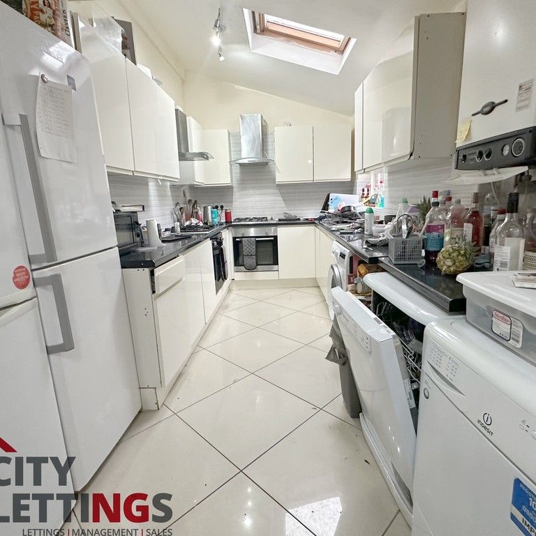 6 Bedroom Mid Terraced House - Photo 1