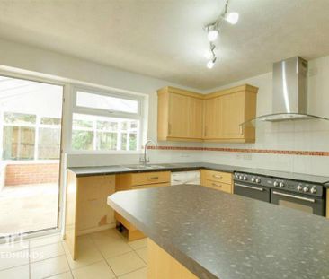 4 bedroom detached house to rent - Photo 4