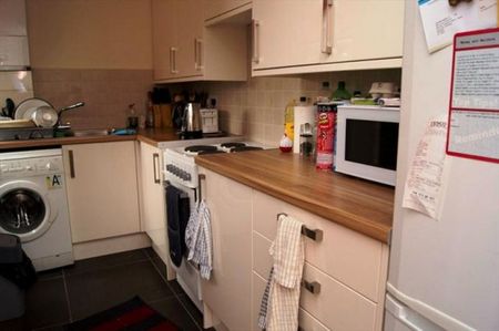 A large 4 bedroom house in the Ecclesall area near to SHU - Photo 5