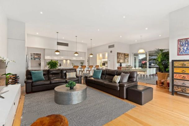 Dream Californian Bungalow in Prime McKinnon Zone! - Photo 1