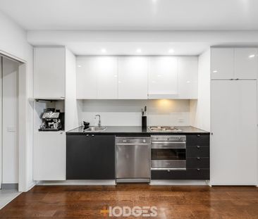 Spacious Top Floor 1 Bedroom Beauty - Photo 4