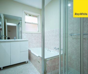 WELL PRESENTED TWO BEDROOM UNIT IN EXCELLENT LOCATION - Photo 1