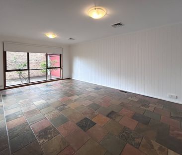 140 Centre Dandenong Road, Dingley Village VIC 3172 - House For Ren... - Photo 3