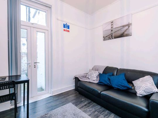 🛏️ Well-Kept HMO with single and double rooms Room 2 - Double Room - Photo 1