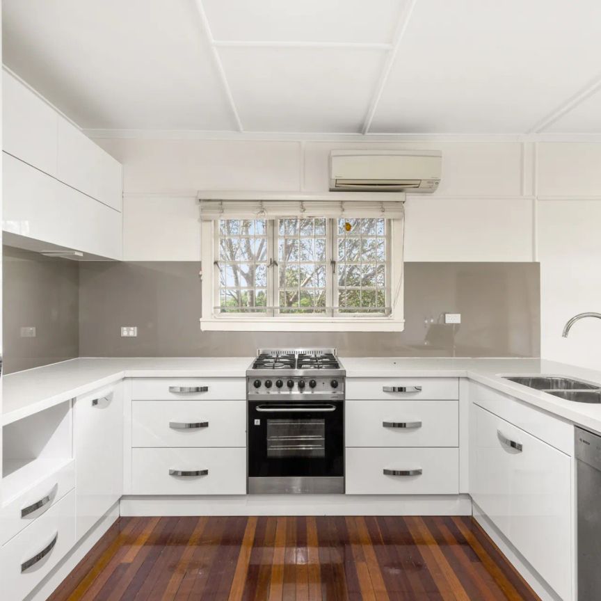 9 Barton Street, Holland Park West. - Photo 1