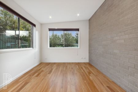 Sunlit Modern Oasis: Stylish 3-Bed Home in Wanniassa - Photo 3