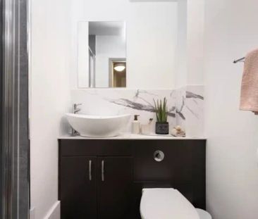 Large High Double Ensuite: Three Bed Flat - Photo 6