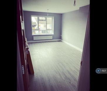3 bedroom flat to rent - Photo 3