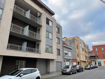 ruim instapklaar twee slaapkamer appartement met groot terras & gelijkvloerse garage - Photo 2